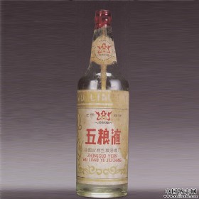 1964年手榴弹瓶“交杯牌”五粮液